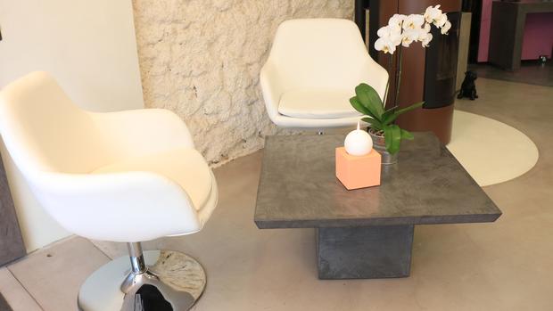 Présentation du mobilier sur-mesure réalisé en béton ciré