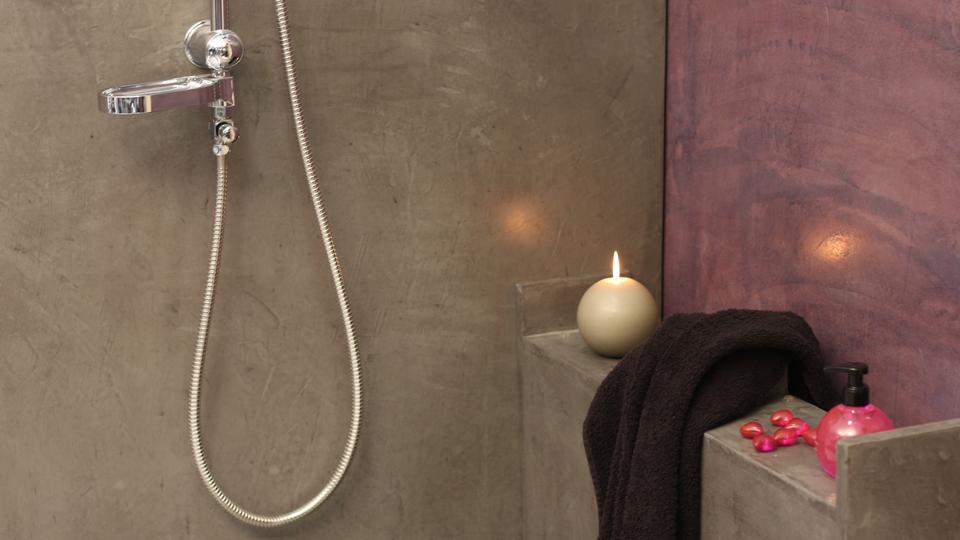 Douche à l'italienne en béton ciré