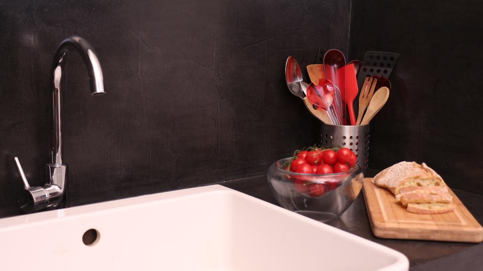 Plan de travail et Crédence d'une cuisine en béton ciré