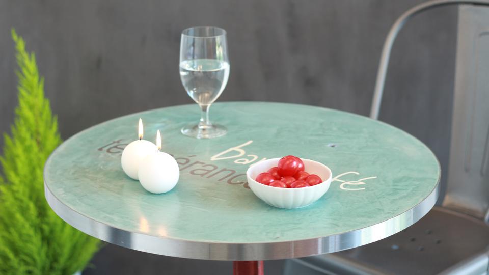 Pour intérieur comme extérieur, la table bistrot est idéale et originale!