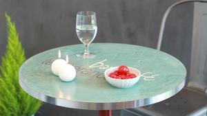 table-bistrot-incrustation-logo-en-beton-cire-decoratif-mobilier-sur-mesure-cafe-hotellerie-restauration-chr-les-betons-de-clara-hauts-de-seine-val-de-marne-saint-denis-paris.jpg
