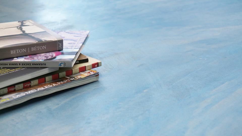 Idéal pour les pièces à vivre, le béton ciré est appliqué au sol