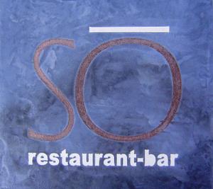 plateau-table-bistrot-avec-incrustation-de-logo-en-beton-cire-cafe-hotellerie-restauration-chr-paris-les-betons-de-clara