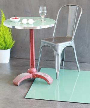 table-bistrot-parisien-plateau-en-beton-cire-avec-incrustation-de-logo-cafe-bar-restauration-hotellerie-paris-les-betons-de-clara