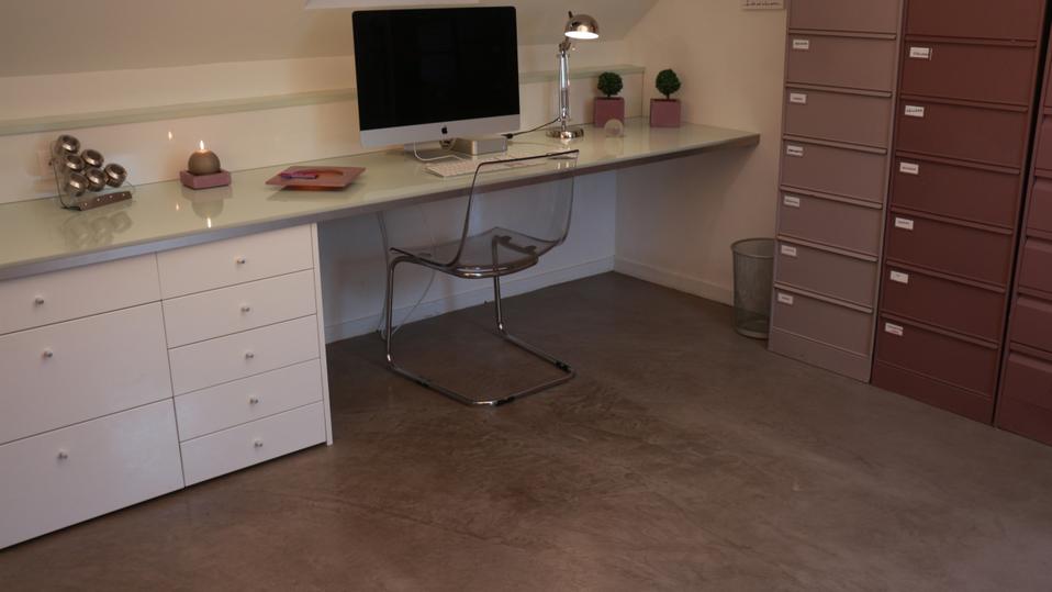 Sol du soin bureau réalisé en enduit décoratif Béton Ciré - Appartement moderne