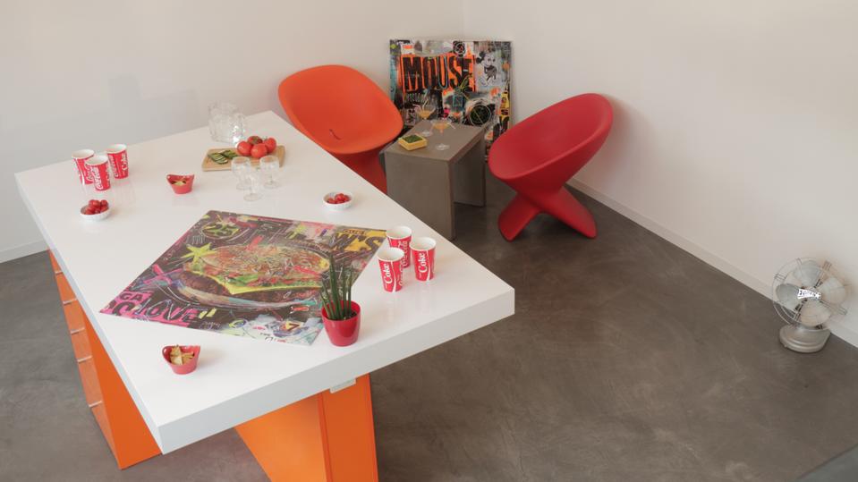 Ambiance Pop dans ce loft de la région Parisienne - Sol en béton ciré agrémenté d'une déco aux couleurs vitaminées
