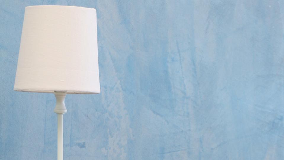 Un mur en béton ciré décoratif apporte de la légèreté et de l'élégance à votre décoration intérieure