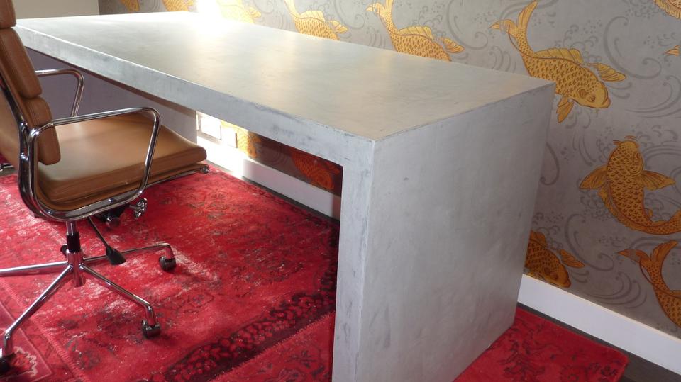 Bureau en béton ciré réalisé sur-mesure