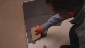 realiser-soi-meme-son-beton-cire-etape-numero-2-application-du-revetement-en-beton-les-betons-de-clara-reseau-dapplicateurs-specialise-dans-la-pose-du-revetement-en-beton-cire