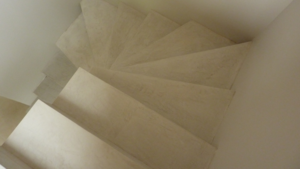 escalier béton coloré béton ciré sur escalier par Les Bétons de Clara applicateurs spécialisés dans la pose de béton ciré sur escalier