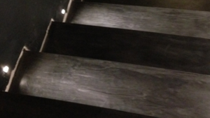 habiller des marches et contre marches d'escalier en béton ciré par Les Bétons de Clara spécialistes du béton ciré