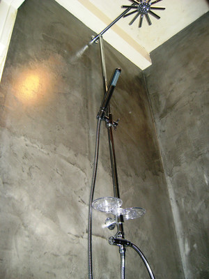 douche à l'italienne béton ciré très design facile d'entretien sans joint par Les Bétons de Clara applicateurs béton ciré pour salle de bain