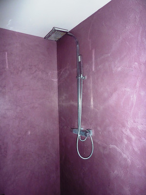 béton ciré coloré douche salle de bain béton ciré par Les Bétons de Clara applicateur béton ciré salle de bain