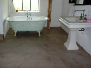 resine-sol-en-beton-cire-spatule-a-la-lisseuse-revetement-moderne-pour-salle-de-bain-design-de-maison-de-campagne-region-centre-les-betons-de-clara