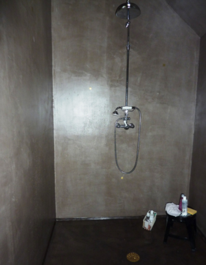 salle de bain béton ciré avec douche à l'italienne béton ciré design donne du cachet ç la salle de bain par Les Bétons de Clara spécialisé dans le pose du revêtement en béton ciré