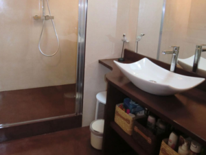 sol-resine-pour-salle-de-bain-design-beton-cire-revetement-moderne-les-betons-de-clara-oise-centre-essonne