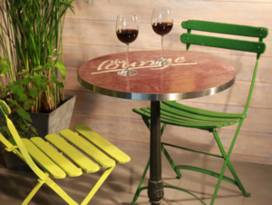 table-bistrot-personnalisee-beton-cire-incrustation-de-logo-enduit-decoratif-ile-de-france-paris-terrasse-les-betons-de-clara