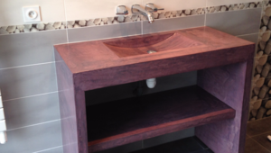 faire un béton ciré sur mobilier su-mesure design pour salle de bain par Les Bétons de Clara spécialiste béton design meuble
